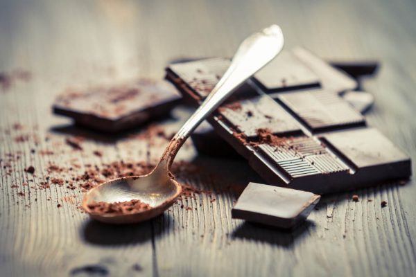 6 σοβαροί λόγοι για να βάλετε στη ζωή σας τη μαύρη σοκολάτα
