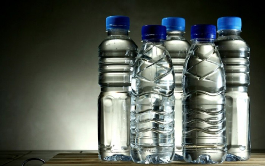 Από τι κινδυνεύουμε αν ξαναγεμίζουμε τα πλαστικά μπουκαλάκια του νερού;