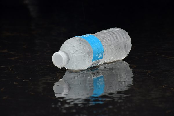 Από τι κινδυνεύουμε αν ξαναγεμίζουμε τα πλαστικά μπουκάλια νερού;