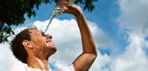 Τρέχοντας στη ζέστη: Να πίνεις κρύο νερό ή να το ρίχνεις πάνω σου;