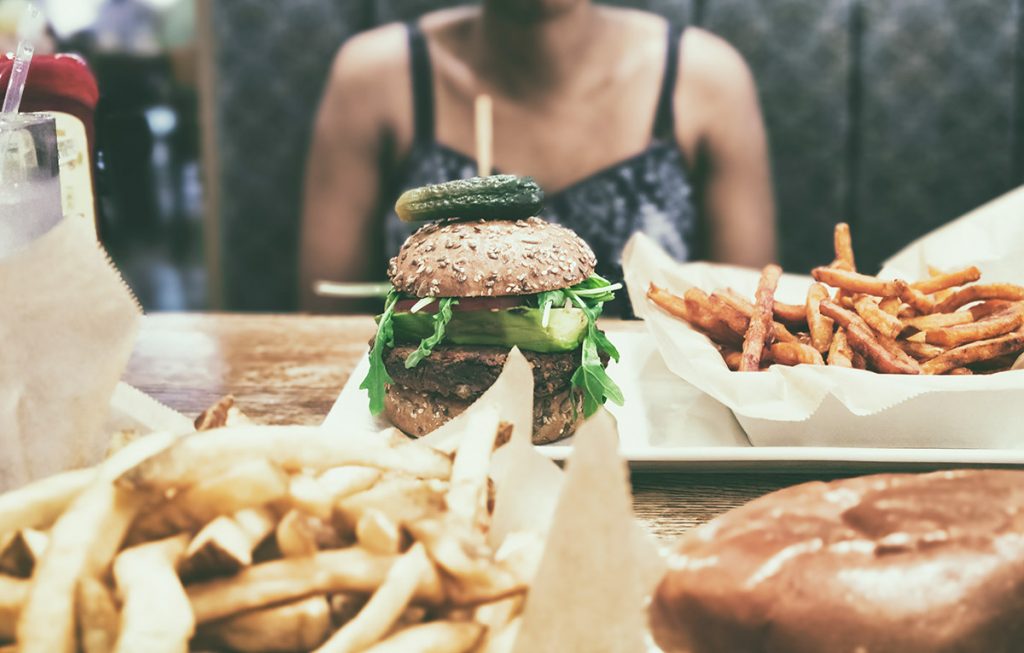 Επτά συνέπειες στον οργανισμό από την υπερκατανάλωση junk food