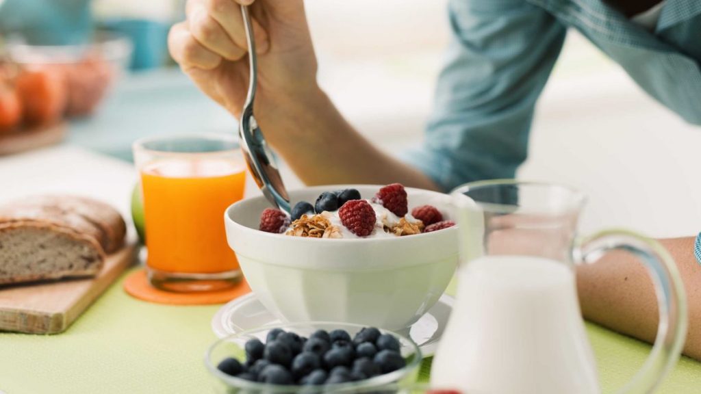 Πόσο υγιεινό είναι να παρακάμπτεις το πρωινό;