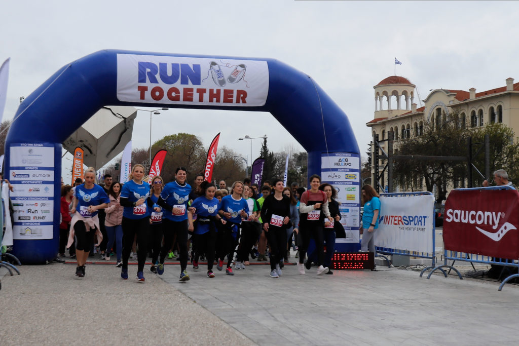 Πέρσι ήταν η αρχή. Φέτος το Run Together powered by INTERSPORT & SAUCONY επέστρεψε στη Θεσσαλονίκη και πραγματοποιήθηκε, ανήμερα της Παγκόσμιας Ημέρας της Γυναίκας, στον υπαίθριο χώρο της ΔΕΘ Helexpo δίνοντας τη δυνατότητα σε δρομείς κάθε ηλικίας να τρέξουν, να ψυχαγωγηθούν και να συμβάλλουν στη στήριξη μιας πολύ σημαντικής δομής του δήμου Θεσσαλονίκης, τον Ξενώνα Φιλοξενίας Γυναικών Θυμάτων Βίας & των Παιδιών τους. Σε μια πολύ όμορφη διαδρομή, μέσα στη ΔΕΘ, έτρεξαν αποστάσεις των 3, 6 και 9 χλμ και ανέδειξαν για άλλη μια φορά το ΜΑΖΙ και τη ΣΥΝΕΡΓΑΣΙΑ, στοιχεία απαραίτητα όχι μόνο για έναν αγώνα δρόμου, αλλά στην καθημερινότητα του καθενός. Ο πρόεδρος της ΔΕΘ Helexpo, Τάσος Τζήκας επεσήμανε σχετικά με τη διοργάνωση: «Έχουμε πει επανειλημμένως ότι στηρίζουμε τον πολιτισμό και τον αθλητισμό. Η Έκθεση είναι συνυφασμένη με τους τομείς της κοινωνικής μας ζωής. Το Run Together είναι ένας σημαντικός θεσμός και αξίζει να καθιερωθεί. Σήμερα είναι η Παγκόσμια Ημέρα της Γυναίκας, τα έσοδα θα δοθούν στον ξενώνα φιλοξενίας του δήμου Θεσσαλονίκης για τις κακοποιημένες γυναίκες. Είναι καλός ο σκοπός». Ο αντιδήμαρχος Κοινωνικής Πολιτικής, Χάρης Αηδονόπουλος ήταν αυτός που έδωσε την εκκίνηση στον αγώνα και τόνισε μεταξύ άλλων: «Ο δήμος Θεσσαλονίκης θα στηρίζει πάντα τέτοιους αγώνες. Ευχαριστώ τον πρόεδρο της ΔΕΘ Helexpo, Τάσο Τζήκα, την SAUCONY και την INTERSPORT. Τολμώ να πω ότι ωφελούμενη είναι η δημαρχία κοινωνικής πολιτικής γιατί τα έσοδα θα πάνε στον ξενώνα κακοποιημένων γυναικών. Σήμερα είναι η Παγκόσμια Ημέρα της Γυναίκας, η ζωή άλλωστε είναι γυναίκα και γι’ αυτό είμαστε εδώ». Στον τερματισμό τους δρομείς περίμεναν αρκετές εκπλήξεις όπως μπάρες δημητριακών True Bites, ηλεκτρολύτες almora PLUS, Φυσικό Μεταλλικό Νερό και αναψυκτικά Βίκος, φρέσκα φρούτα από την Greek Natural, ρυζογκοφρέτες Crispy King και πίτσα για τα παιδιά από την Pizza Fan. Οι δρομείς στο χώρο του τερματισμού είχαν την ευκαιρία να δοκιμάσουν τη νέα τεχνολογία “PWRRUN+” της SAUCONY αλλά και την εξειδικευμένη υπηρεσία της INTERSPORT: INTERSPORT Footscan, για να μάθουν τη μορφολογία του πέλματός τους, ώστε να επιλέξουν το ιδανικό παπούτσι ανάλογα με τις ανάγκες τους. Στο περίπτερο του Επίσημου Χορηγού της διοργάνωσης , της PURO HELLAS οι δρομείς είχαν την ευκαιρία να δουν από κοντά τα μοναδικής αισθητικής και φιλικά προς το περιβάλλον επαναχρησιμοποιήσιμα μπουκάλια από ανοξείδωτο χάλυβα, τα οποία ήταν και το έπαθλο για τους 2ους νικητές του Run Together Thessaloniki 2020. Σε όσους επισκέφτηκαν το περίπτερο η εταιρία πρόσφερε τις μπάρες True Bites, μια νέα ματιά στην κατηγορία healthy snacks με 100 θερμίδες ανά προϊόν- υψηλή λήψη φυτικών ινών και πρωτεϊνών. Για ακόμα μια φορά η Eurobank στήριξε το Run Together ως «Χορηγός» της διοργάνωσης. Όλοι οι πρώτοι νικητές έλαβαν ως έπαθλο ζευγάρια παπούτσια SAUCONY. Οι αμέσως επόμενοι νικητές το eco-friendly ανοξείδωτο μπουκάλι Puro Hellas και οι τρίτοι νικητές δωροεπιταγές για αγορές από τα καταστήματα INTERSPORT. Πριν την έναρξη και κατά τη διάρκεια της διοργάνωσης έγινε ενημέρωση σχετικά με κανόνες υγιεινής. Στο χώρο της διοργάνωσης υπήρχαν έμπειροι διασώστες της Rescue GR καθώς και ασθενοφόρο και ιατρικό προσωπικό του Ομίλου ΒΙΟΙΑΤΡΙΚΗ για οποιαδήποτε περίπτωση ανάγκης. Η διοργάνωση διεξήχθη υπό την αιγίδα της Γενικής Γραμματείας Οικογενειακής Πολιτικής και ισότητας των Φύλων και της αντιδημαρχίας Αθλητισμού του Δήμου Θεσσαλονίκης και με την υποστήριξη της ΔΕΘ HELEXPO. Χορηγοί της διοργάνωσης η PURO Hellas, η EUROBANK, τα ΙΚΕΑ και τα προϊόντα almora PLUS. Υποστηρικτές το Φυσικό Μεταλλικό Νερό Βίκος, o όμιλος ΒΙΟΙΑΤΡΙΚΗ, η Pizza Fan, το ΙΕΚ ΑΛΦΑ και τα Ξενοδοχεία Vergina και The Modernist. Χορηγοί Επικοινωνίας η COSMOTE TV, το ACTION24, o τουριστικός οδηγός Greek Travel Pages, το Ράδιο Θεσσαλονίκη 94,5, o Libero FM 107,4, ο Ερωτικός 948, το 1055Rock, o Ble FM 93,1, ο Flash 99,4, ο Fresh Salad 96.1, τα TV100 και FM100, το biscotto thessaloniki, τα portal thessnews.gr, Politik.gr, MissorMadam.gr, GRTimes, RunNFun.gr, RunningNews.gr, Outdoor Activities.gr, Run247 και τα περιοδικά IRun, Runners Magazine και Athletics Magazine. ΑΠΟΤΕΛΕΣΜΑΤΑ Αναλυτικά τα αποτελέσματα θα τα βρείτε εδώ: ΑΠΟΤΕΛΕΣΜΑΤΑ RUN TOGETHER THESSALONIKI 2020 Οι τρεις πρώτοι κάθε κατηγορίας: 3 ΧΛΜ Άνδρας – Άνδρας 1 1 3700 ΠΑΝΑΓΙΩΤΗΣ ΠΟΛΥΖΟΣ - ΣΤΕΛΙΟΣ ΣΤΥΛΙΑΝΑΚΗΣ 00:13'10"412 2 2 3120 ΟΡΦΕΑΣ ΓΙΑΝΝΑΤΗΣ - ΜΑΥΡΟΧΩΡΙΔΗΣ ΔΑΜΙΑΝΟΣ 00:15'03"830 3 4 3070 ΤΙΜΟΛΕΩΝ ΚΑΤΣΙΜΕΡΟΣ - ΣΥΣΙΛΑΣ ΑΣΤΕΡΙΟΣ 00:15'13"622 Άνδρας – Γυναίκα 1 3 3048 ΓΙΑΝΝΗΣ ΚΡΕΚΑΣ - ΚΩΝΣΤΑΝΤΙΝΟΠΟΥΛΟΥ ΒΑΣΙΛΙΚΗ 00:15'03"946 2 10 3766 ΠΑΝΑΓΗ ΝΙΚΟΛΑΙΣ - ΙΩΑΝΝΗΣ ΧΡΥΣΟΣΤΟΜΟΥ 00:18'24"499 3 16 3156 ΠΑΝΑΓΙΩΤΗΣ - ΚΛΩΝΑΡΗΣ ΖΩΗ ΓΡΗΓΟΡΙΟΥ 00:20'00"897 Με παιδί 1 5 3020 ΔΗΜΗΤΡΗΣ ΜΑΛΛΙΝΗΣ - ΧΑΤΖΗΜΟΥΣΗΣ ΓΙΩΡΓΟΣ 00:16'58"971 2 7 3098 ΜΑΡΙΟΣ ΧΟΥΛΟΥΙΛΙΔΗΣ - ΧΟΥΛΟΥΙΛΙΔΗΣ ΘΕΟΔΩΡΟΣ 00:17'07"837 3 9 3012 ΚΥΡΙΛΛΟΣ ΔΗΜΑΝΟΠΟΥΛΟΣ - ΝΙΚΗ ΔΗΜΑΝΟΠΟΥΛΟΥ 00:17'48"197 Γυναίκα - Γυναίκα 1 14 3112 ΖΩΗ ΣΑΜΑΝΤΖΗ - ΣΙΔΕΡΗ ΙΩΑΝΝΑ 00:19'48"039 2 15 3162 ΜΕΡΟΠΗ ΑΝΑΣΤΑΣΙΑΔΟΥ - ΒΑΣΙΛΙΚΗ ΠΑΠΑΔΟΠΟΥΛΟΥ 00:19'51"348 3 21 3078 ΕΛΕΝΗ ΡΟΗΛΙΔΟΥ - ΝΑΚΟΥ ΗΡΩ 00:21'31"756 6 ΧΛΜ Άνδρας – Γυναίκα 1 1 6102 ΓΕΩΡΓΙΟΣ ΚΑΤΣΑΝΗΣ - ΒΑΣΙΛΕΙΑ ΠΑΠΑΔΟΠΟΥΛΟΥ 00:24'38"223 2 2 6052 ΖΩΗ ΜΠΕΤΑ - ΓΙΩΡΓΟΣ ΚΩΤΣΟΠΟΥΛΟΣ 00:24'39"744 3 3 6068 ΜΑΤΙΝΑ ΝΟΥΛΑ - ΣΤΑΥΡΟΣ ΣΙΓΚΟΥΔΗΣ 00:25'27"976 Άνδρας - Άνδρας 1 5 6018 ΜΙΝΑΣ ΚΥΡΙΑΚΟΥ - ΤΕΛΗΣ ΚΩΝΣΤΑΝΤΙΝΟΥ 00:27'44"774 2 11 6702 ΝΤΑΝΙΣ ΓΚΑΛΛΙΑΜΟΒ - ΑΡΣΛΑΝ ΑΛΗΜΠΑΕΒ 00:33'14"275 3 12 6704 ΑΛΕΞΑΝΔΡΟΣ ΚΟΥΣΚΟΥΤΗΣ - ΚΩΣΤΑΣ ΣΑΜΑΡΙΔΗΣ 00:33'22"336 Με Παιδί 1 6 6794 ΤΑΣΟΣ ΡΟΒΥΘΑΚΗΣ - ΓΙΩΡΓΟΣ ΡΟΒΥΘΑΚΗΣ 00:28'25"899 2 9 6792 ΔΗΜΗΤΡΗΣ ΚΥΡΙΑΖΗΣ - ΠΑΝΑΓΙΩΤΗΣ ΚΥΡΙΑΖΗΣ 00:31'06"839 3 10 6020 ΝΙΚΟΛΑΟΣ ΚΟΛΟΒΟΣ - ΚΩΝΣΤΑΝΤΙΝΟΣ ΚΟΛΟΒΟΣ 00:31'57"972 Γυναίκα - Γυναίκα 1 17 6778 ΡΑΜΠΕΑ ΙΑΤΡΙΔΟΥ - ΕΛΕΝΗ ΠΟΙΜΕΝΙΔΟΥ 00:35'20"853 2 22 6036 ΚΥΡΙΑΚΗ ΤΣΑΟΥΣΙΔΟΥ - ΜΑΡΙΑ ΤΣΙΤΛΑΚΙΔΟΥ 00:37'09"429 3 35 6780 ΧΡΙΣΤΙΝΑ ΔΗΜΗΤΡΙΑΔΟΥ - ΜΑΡΙΑ ΠΕΡΠΕΡΗ 00:41'49"706 9ΧΛΜ Άνδρας - Άνδρας 1 1 9032 ΑΓΑΜΕΜΝΩΝ ΔΗΜΗΤΡΗΣ - ΚΟΤΣΥΦΑΚΗΣ ΣΤΑΥΡΟΣ ΤΡΥΦΩΝ 00:33'01"694 2 6 9004 ALFRED GKATZIA - GEZIM GATZIA 00:36'51"708 3 8 9016 ΝΙΚΟΣ ΜΠΛΙΟΥΚΑΣ – ΠΑΝΟΣ ΔΗΜΗΤΣΑΣ 00:37'55"195 Γυναίκα - Γυναίκα 1 2 9056 ΕΙΡΗΝΗ ΜΙΧΑΛΑ – ΓΕΩΡΓΙΑ ΔΗΜΗΤΡΙΑΔΟΥ 00:34'48"659 2 28 9028 ΕΛΙΣΑΒΕΤ ΠΕΡΗΦΑΝΟΠΟΥΛΟΥ - ΚΑΤΕΡΙΝΑ ΜΑΚΡΥΚΩΣΤΑ 00:59'37"612 3 29 9042 ΠΑΠΑΔΟΠΟΥΛΟΥ ΚΑΤΕΡΙΝΑ - ΦΙΤΣΙΩΛΟΥ ΜΑΡΙΑ 01:02'16"016 Άνδρας – Γυναίκα 1 3 9022 ΝΙΚΟΣ ΠΑΡΘΕΝΗΣ - ΙΣΜΗΝΗ ΠΑΝΑΓΙΩΤΟΠΟΥΛΟΥ 00:35'21"356 2 4 9702 ΔΗΜΗΤΡΑ ΧΑΙΡΟΠΟΥΛΟΥ - ΚΥΡΙΑΚΟΣ ΤΣΑΚΙΛΤΣΙΔΗΣ 00:35'46"468 3 5 9732 ΜΑΡΙΑ ΛΟΥΚΙΔΟΥ - ΔΗΜΗΤΡΗΣ ΡΑΜΑΔΑΝΙΔΗΣ 00:35'57"246 Για περισσότερες πληροφορίες: site: http://www.runtogether.gr